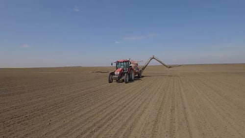 Traktor mit montiertem Ausleger