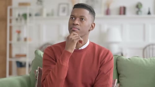 Porträt eines nachdenklichen afrikanischen Mannes