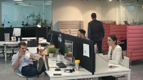 Gens d'affaires travaillant et déjeunant