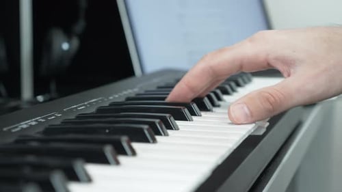 Hände spielen auf einer elektrischen Midi-Klavier. Musik-Konzept