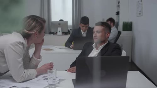 Homme et femme flirtent entre eux au travail