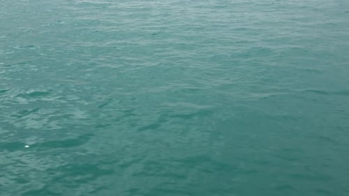 Bewegung ansehen dunkelblaue Wellen auf dem Wasser
