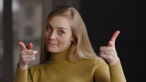 Porträt der schönen erwachsenen blonden Mädchen Frau Älter 30er Jahre Mittelalter Model Lehrer Freelancer Stände