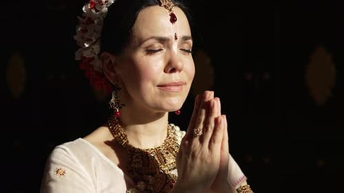 Hare Krishna, femme dans une position namaste