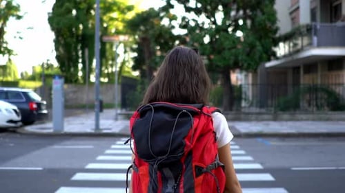 Retrato do turista feminino atravessando a rua