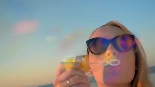 S'amuser en vacances en soufflant des bulles