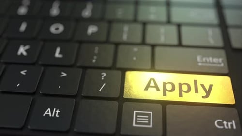 Clavier d'ordinateur noir et touche d'application dorée