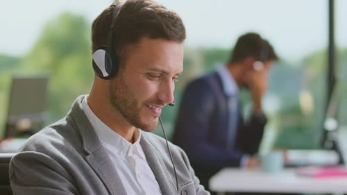 Mann telefoniert mit Geschäftspartner