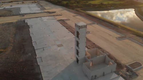 Vista orbitante de un sitio de construcción masiva y una vivienda y escaleras de ascensor de hormigón estructural