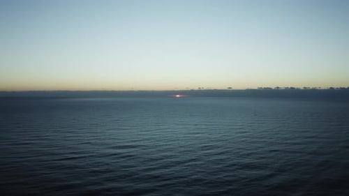 Luftaufnahme des Sonnenuntergangs im Meer