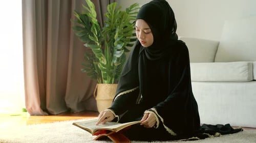 Asiatische Muslimin liest den Koran