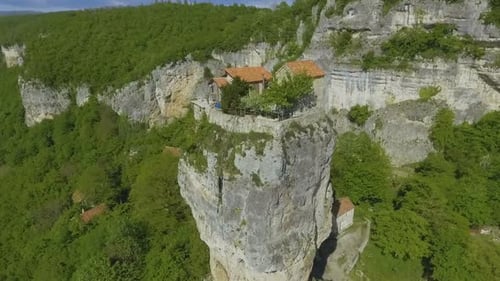 Kaukasische Berge, Katskhi-Säule allein mit orthodoxer Kirche oben