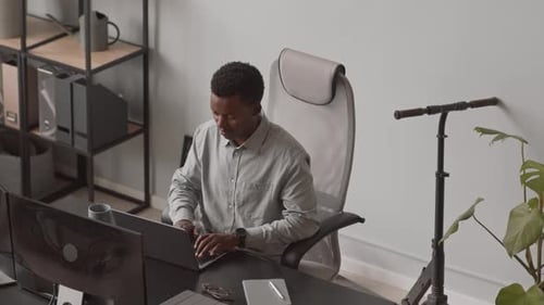 Afroamerikanischer Programmierer am Arbeitsplatz