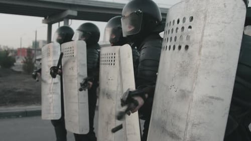 La police anti-émeute utilise une tactique d'intimidation