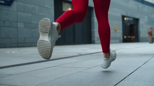 Nahaufnahme weiblicher Beine beim Joggen auf der Urban Street. Sportlerin Damen Beine Laufen Outdoor