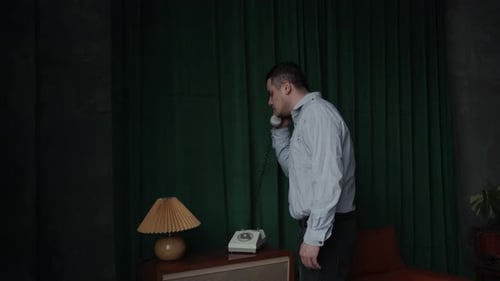 Un agent secret spécial parle sur un vieux téléphone