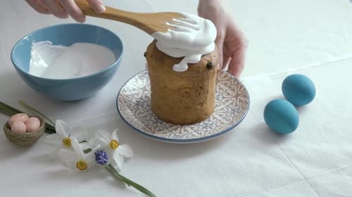 Osterkuchen zubereiten. Dekoration süße Zuckerglasur bestreut mit buntem Bee. Frohe Ostern