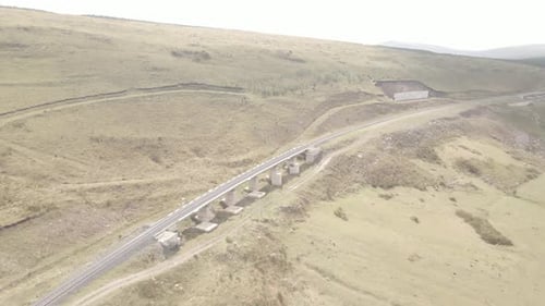 Vista aérea da ponte ferroviária vazia na região de Samtskhe-Javakheti, Geórgia.