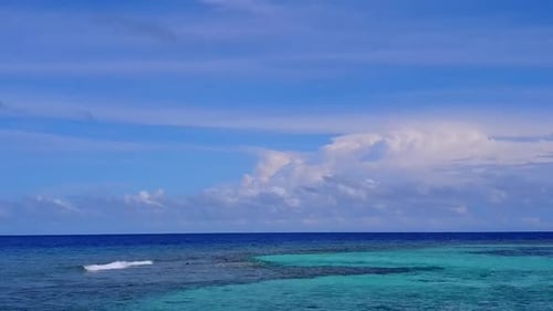Luftlandschaft des Touristenstrandes am blauen Meer mit Sandhintergrund