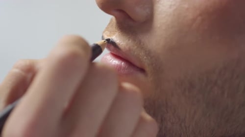 Utiliser un crayon à lèvres sur un homme