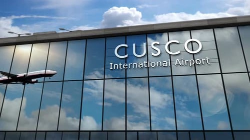 Avión que aterriza en el aeropuerto de Cusco, Perú, se refleja en la terminal