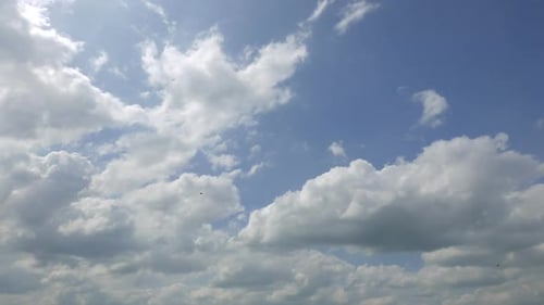 Zeitraffer einer weißen Wolke, die sich um den Himmelshintergrund bewegt