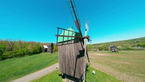 FPV Drohne fliegt über das ukrainische authentische Dorf Pirogovo mit Windmühlen in der Nähe von Kiew