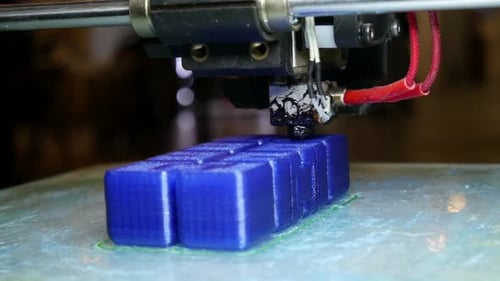 Der moderne 3D-Drucker in der Fabrik druckt ein Produkt