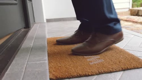 Hombre que entra en una cómoda casa 4k
