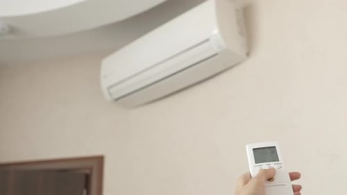 mujer, utilizar, aire acondicionado, con, control remoto