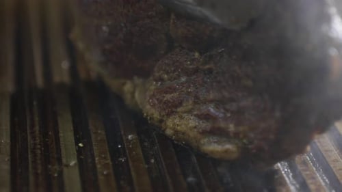 Saftiges Steak vom Grill nehmen