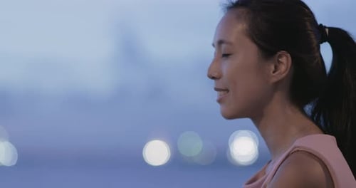 Jovem mulher asiática sorrindo à noite