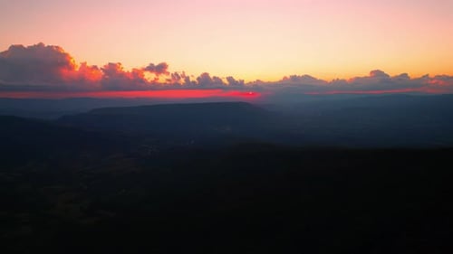 4K-Luftdrohne vom Epic Mountain mit einem farbenfrohen Sonnenuntergang