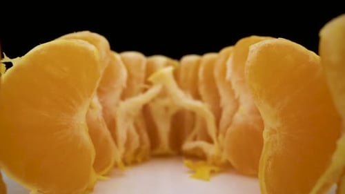 Motion From Delicious Juicy Mandarine Wedges auf weißem Teller