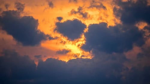 Hermosas nubes de colores intensos durante un Time Lapse de puesta de sol de tormenta activa