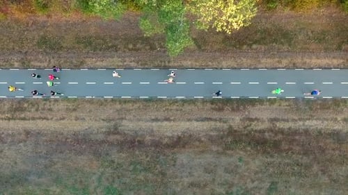 Luftbild von Menschen, die Marathon auf Lane