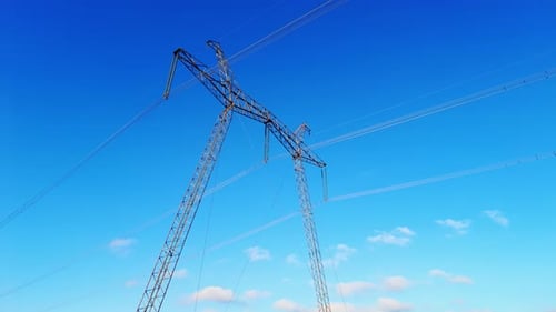 Torre eléctrica de alto voltaje con aisladores