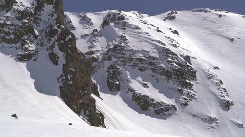 Falaise rocheuse enneigée