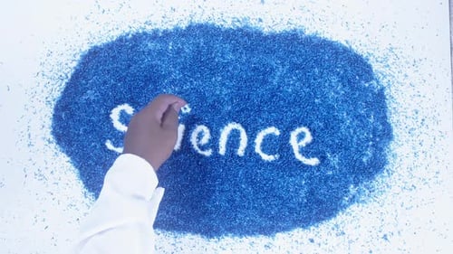 La mano india escribe sobre la ciencia azul