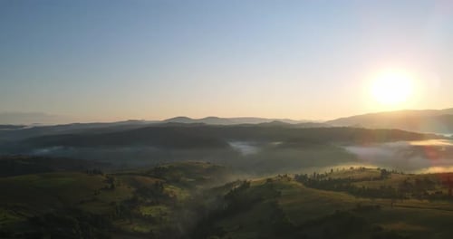 Die Sonne geht in den Karpaten auf