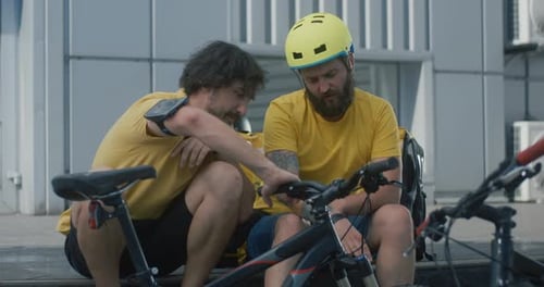 Des messagers à vélo discutent de