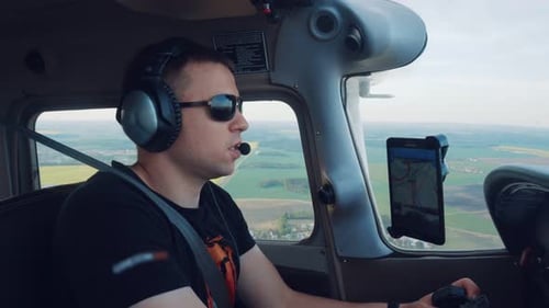 Ein Mann kontrolliert ein Flugzeug. Privatjet