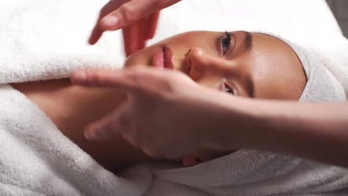 Schöne junge Frau Entspannende Frau erhält Gesichtsmassage Beauty Spa.
