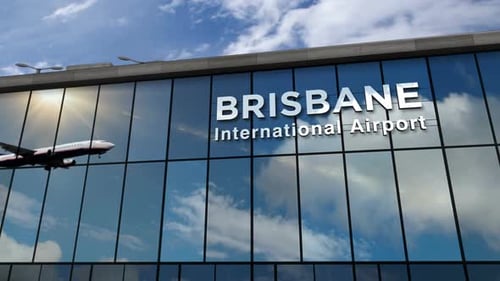 Avión que aterriza en el aeropuerto de Brisbane, Australia, se refleja en la terminal