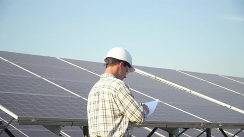 Ingenieur überprüft die Produktivität von Solarmodulen