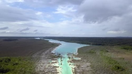 Vue aérienne sur Los Rapidos, une belle rivière près de Bacalar dans le Yucatan au Mexique
