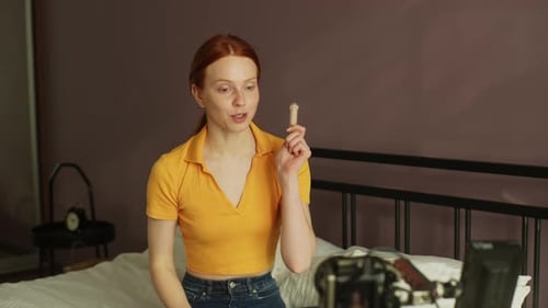 Captura de seguimiento de una joven artista de maquillaje pelirroja grabando en cámara profesional Nueva charla de vlog