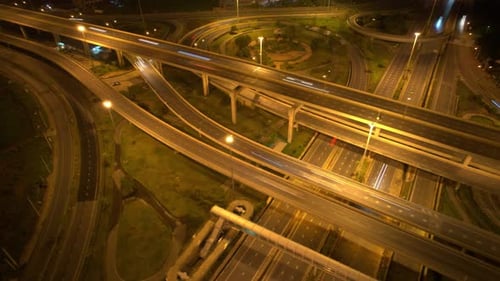 4K : Un Drone Hyperlapse a tiré au-dessus d'une route de jonction à plusieurs niveaux.