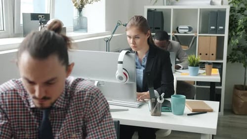 Câmera lenta de funcionários: grupo multiétnico trabalhando com computadores no escritório