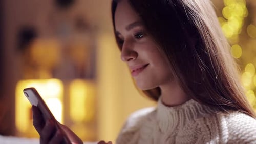 Frau surft im Internet auf dem Smartphone